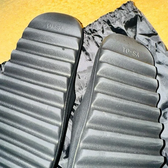 Yeezy Black Slide Sandals - Picture 4 of 5
